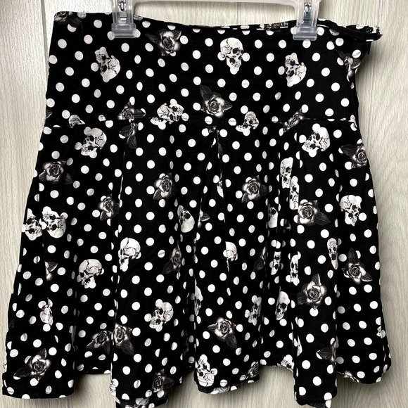 Hot Topic Dresses & Skirts - Hot Topic Pleated Skull Skirt XL Skater Stretch Black White Graphic Print Goth